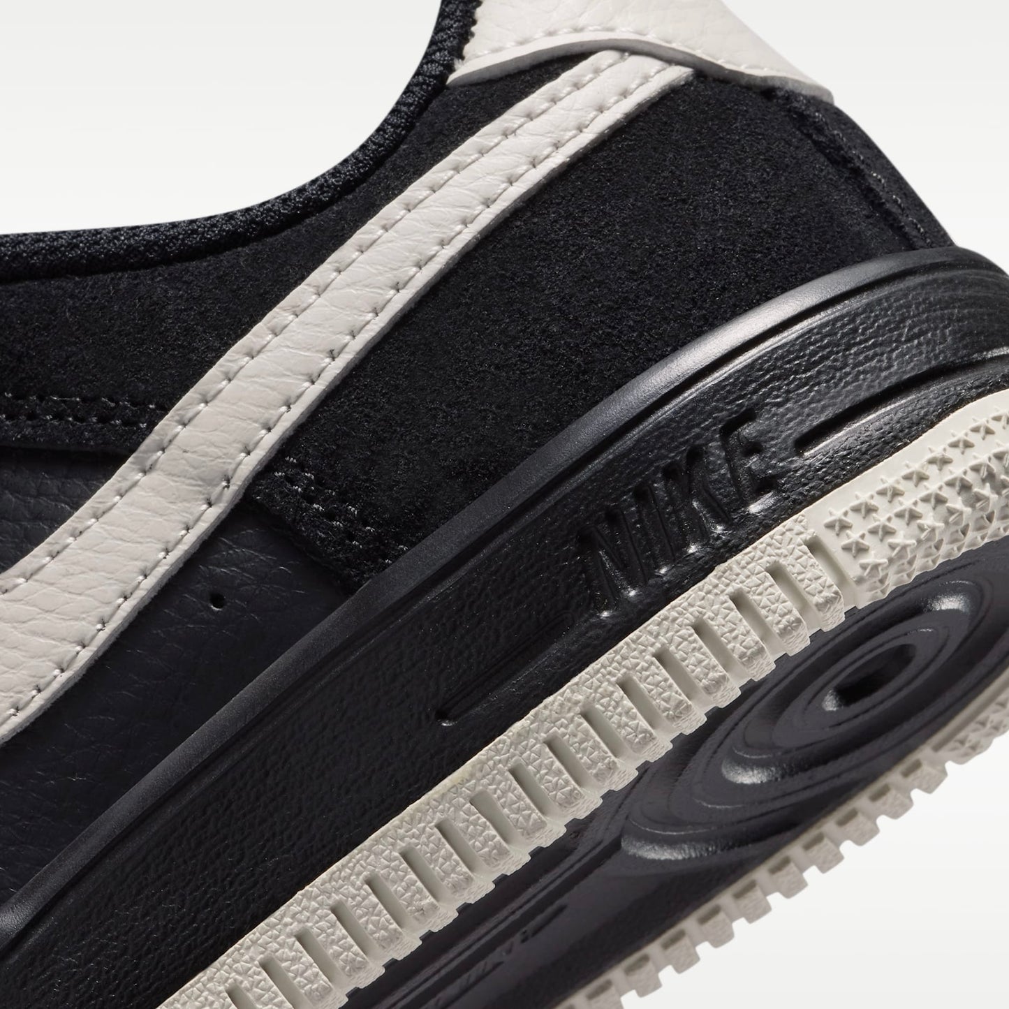 Nike Force 1 Low LV8 2