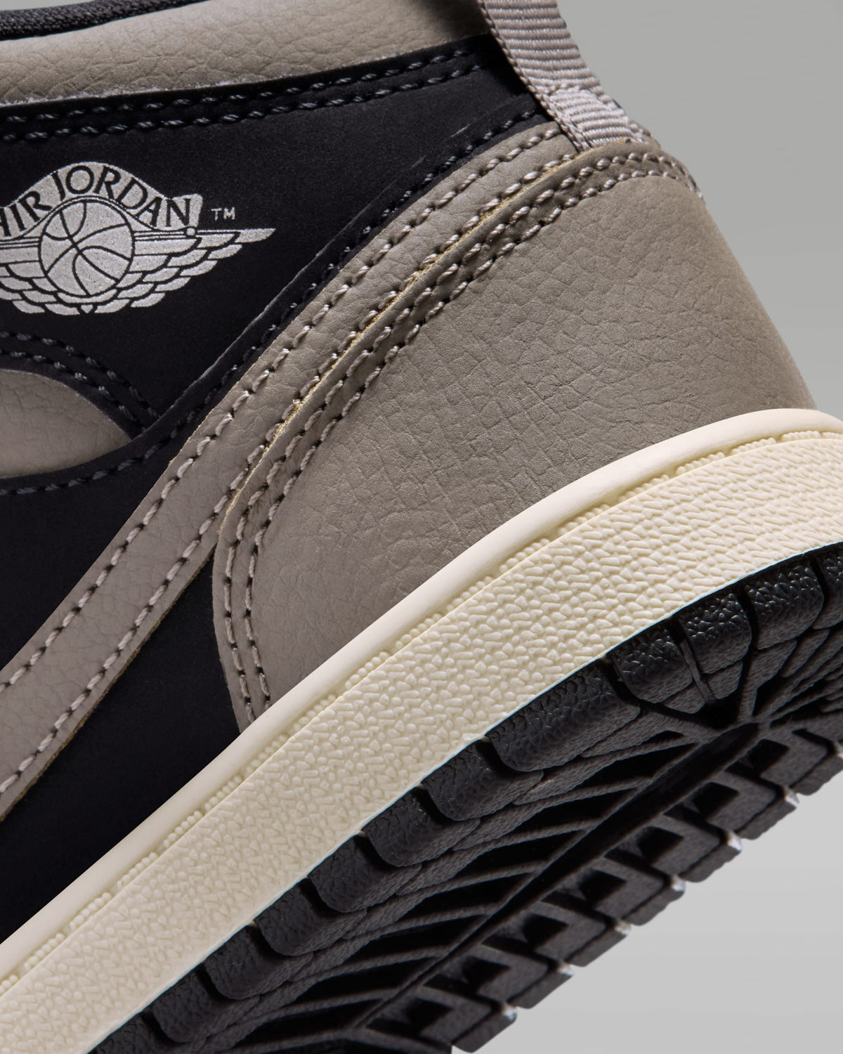 Nike Jordan 1 Mid